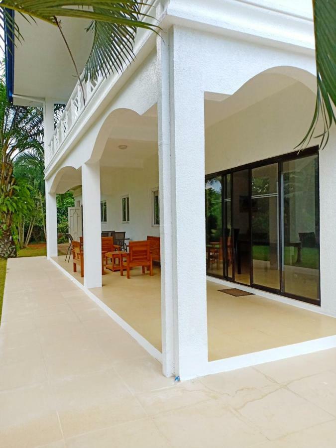 Luxury Villa With Pool In Tropical Garden Puerto Princesa Exterior photo